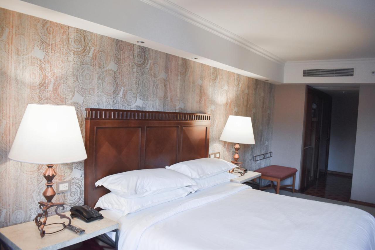 Sheraton Pilar Hotel & Convention Center Extérieur photo